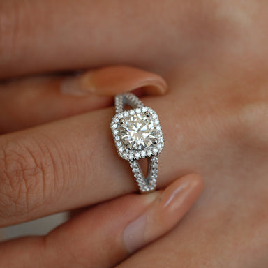 'MAIN CHARACTER' RING - 1CT MOISSANITE