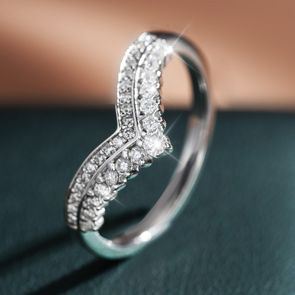 'LUXE TIARA‘ MOISSANITE RING