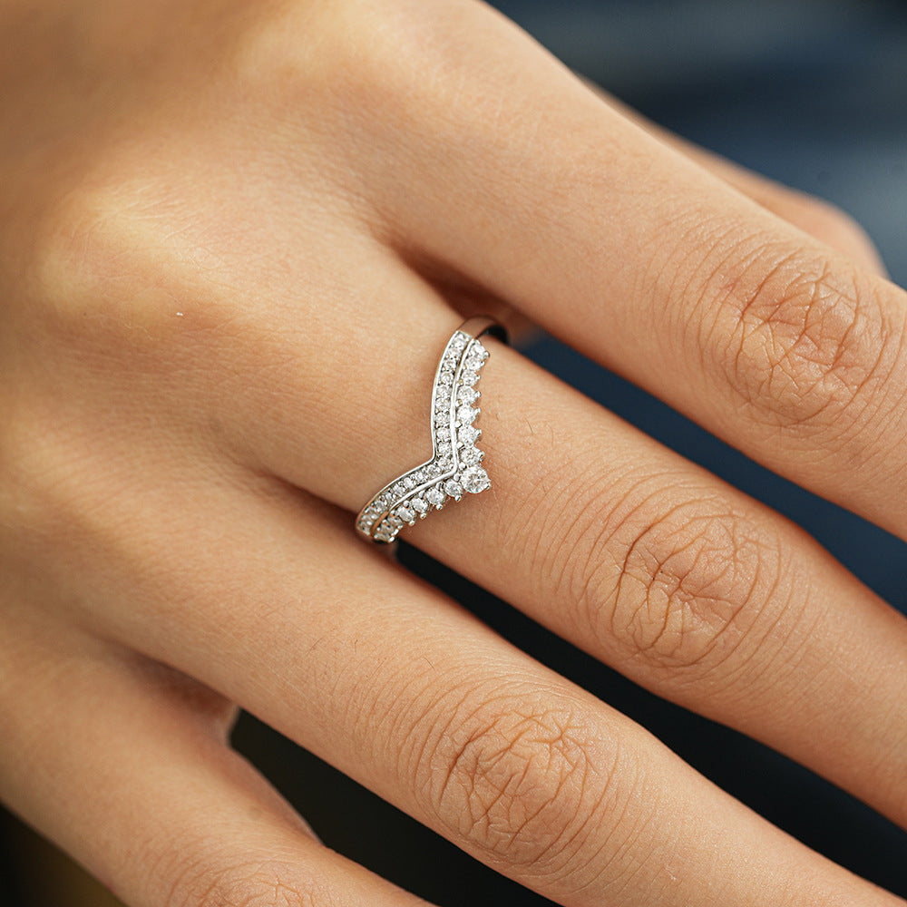 'LUXE TIARA‘ MOISSANITE RING