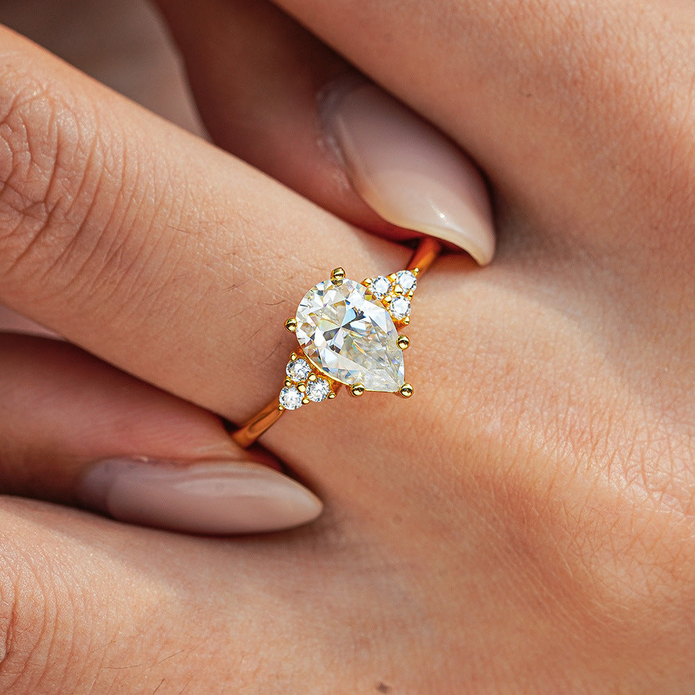 'ÉCLAT DROP' MOISSANITE RING