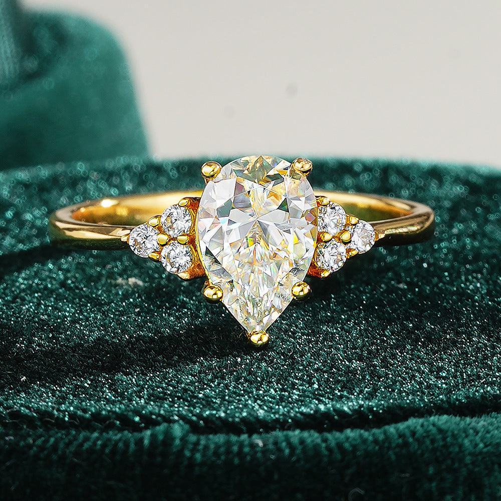'ÉCLAT DROP' MOISSANITE RING