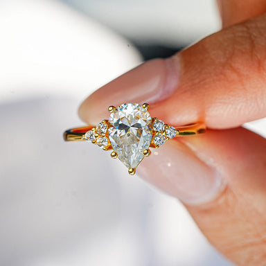 'ÉCLAT DROP' MOISSANITE RING